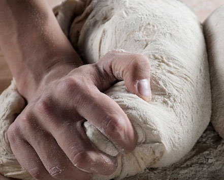 Focaccia lavorata a mano